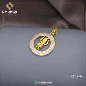 Elegante colgante de oro de 22 quilates con detalle de corte de diamante Accesorio elegante para mujeres y niñas Perfecto para regalar y usar festivamente - Product Image 1