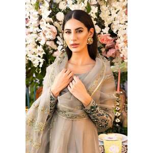 Elegante conjunto de kalidaar y dupatta color gris guijarro para la madre de la novia - Product Image 4