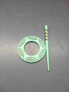 Fermeture de châle en bois lisse qui maintient les châles en place en douceur, idéale pour les tricots faits main, les cache-cou et les looks superposés - Product Image 6