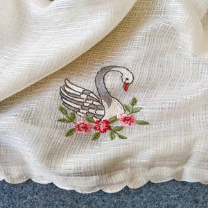 Sari VASTRA COTTAGE Pure Kota Doriya con bordado de cisne, borde calado y blusa roja bordada en contraste. - Product Image 2