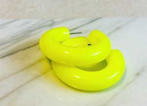 Boucles d'oreilles pendantes créoles tendance en résine faites à la main, légères, épaisses, jaune vert néon, d'inspiration vintage, bijoux stylés et originaux - Product Image 4