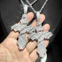 Collar con Colgante de Cruz de Latón OEM de Fábrica, con Incrustaciones de Circonitas Cúbicas (CZ) en Múltiples Capas 3D y Micro Pavé, Joyería Hip Hop para Hombres y Compradores de Streetwear