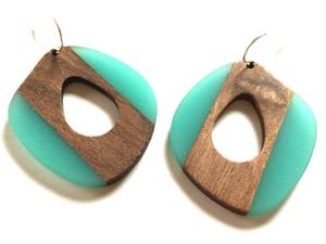 Boucles d'oreilles créoles en résine de bois de haute qualité élégantes de HF Crafts pour femmes vêtements sophistiqués à faible coût - Product Image 2