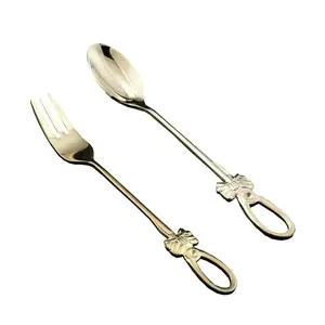 Ensemble de couverts en acier inoxydable à poignée de designer avec finition dorée élégante, parfait pour les repas à la maison et les mariages - Product Image 1