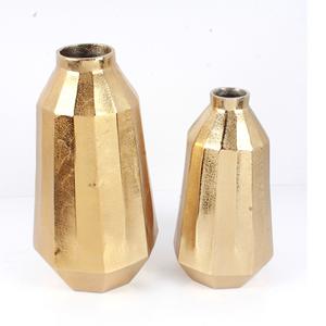 Vase à fleurs en aluminium coulé de conception unique de vagues avec le sol de finition en laiton naturel et le vase à fleurs décoratif de table à vendre - Product Image 3