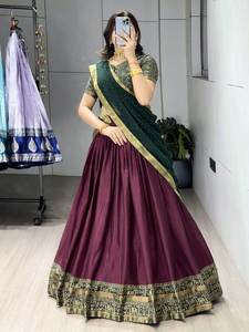 Lehenga Choli indien classique avec des bordures riches pour les occasions spéciales - Product Image 2
