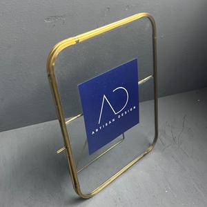Cadre photo de table Artisan Design Pf321 avec finition laiton, format portrait vertical - Product Image 1
