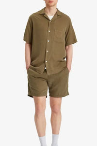 Estilo y comodidad durante todo el día con estos elegantes pantalones cortos de mezclilla de playa con un diseño minimalista moderno perfecto para cualquier ropa casual - Product Image 4