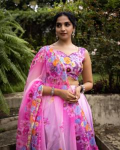 ผ้าชินอนระดับพรีเมียมลายดอกไม้ผู้ผลิตแฟชั่นสำหรับผู้หญิงยี่ห้อ Lehenga choli จาก surat ในอัตราที่ต่ำที่สุด - Product Image 4