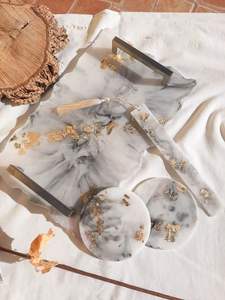 Plateaux de service décoratifs en résine avec artisanat métallique et motif végétal pour une décoration intérieure élégante et une utilisation moderne sur la table à manger - Product Image 2