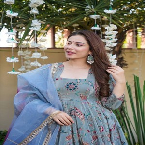 Vestido Anarkali VASTRA COTTAGE de Seda Organza Pura con Estampado Digital, Vestido Largo con Vuelo y Dupatta de Organza con Encaje - Product Image 2