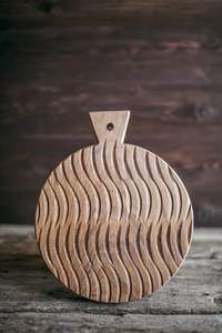 Tabla de cortar de madera artesanal con decoración de cocina rústica tallada en remolino Bandeja de servicio tallada única - Product Image 6