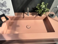 Meuble-lavabo suspendu rose pour salle de bain avec double tiroir, lavabo intégré en résine colorée et unité murale miroir assorti