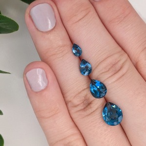 Topaze bleue de Londres pierre précieuse en vrac poire naturelle coupe décembre pierre de naissance dans les tailles 6x4mm à 10x8mm gemme bleue - Product Image 2