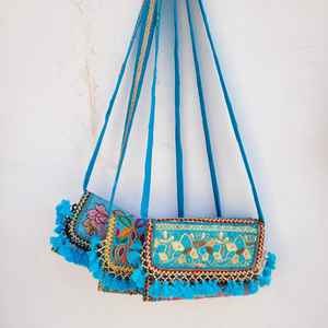 โอเอ็ม แฟชั่น สตูดิโอกระเป๋าสะพายหนังสำหรับผู้หญิงและเด็กผู้หญิง ผ้าฝ้ายผสมสแปนเด็กซ์ ประดับลูกปัดลายนูน - Product Image 1