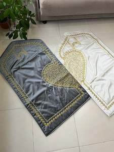 Tapis de prière en soie artisanal fait à la main, artisanat islamique traditionnel, magnifique motif de broderie détaillé - Product Image 1