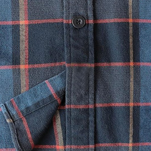 เสื้อเชิ้ตผู้ชายพรีเมียม สไตล์คลาสสิกติดกระดุม ผลิตจากผ้าที่สวมใส่สบาย เหมาะสำหรับใส่ทำงานและใส่ลำลอง - Product Image 5