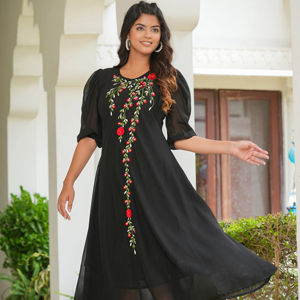 Robe Anarkali en Georgette Noire Unie pour Femmes avec Détails Brodés Floraux, Manches Bouffantes et Col Rond, Prix de Gros - Product Image 1