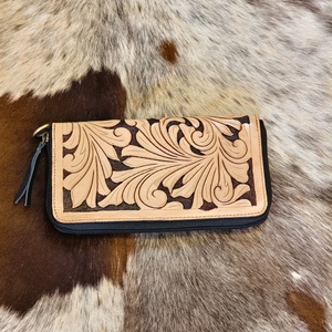 Porta Pasaportes Bohemio de Cuero 100% Genuino para Mujer, con Diseño Floral Tallado a Mano, Cierre Antirrobo, Impermeable y Portátil - Product Image 1