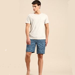 กางเกงขาสั้นสีน้ำเงินพิมพ์ลายสไตล์ไฮสตรีทสำหรับผู้ชาย ผ้าโพลีเอสเตอร์ 100% เอวยางยืด สวมใส่สบายๆ ในฤดูร้อน สตรีทแวร์ ระบายอากาศได้ดี แห้งเร็ว - Product Image 3