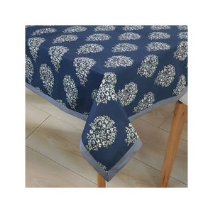 Mantel de algodón floral azul y blanco premium de 140x240 cm, 220 GSM, con borde gris para hoteles, restaurantes, decoración a granel y spas. - Product Image 1