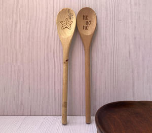 Juego de Cucharas de Cocina de Madera Grabadas Personalizadas al por Mayor, Utensilios de Cocina de Madera Natural, Espátula Decorativa Grabada con Láser para el Hogar - Product Image 1