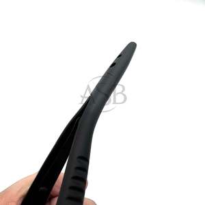 Pince à cheveux en acier inoxydable de qualité chirurgicale à pointe incurvée noire mate avec logo personnalisé et deux trous - Product Image 2