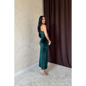 Vestido de Esmeralda al por Mayor con Hombro Descubierto, Detalle de Tiras con Pedrería y Cintura Natural - Product Image 1