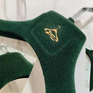 Cintre en velours durable et écologique Cintres pour vêtements en plastique noir 2 cintres pour vêtements Type D Cintres pour placard - Product Image 1