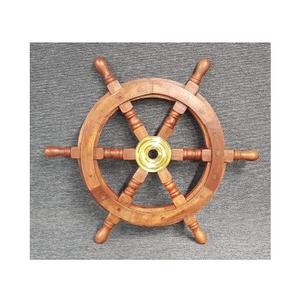 Décoration murale en bois en forme de roue de bateau avec moyeu central en laiton, rayons tournés et poignées, décoration nautique maritime, gouvernail de bateau, bois brun - Product Image 1