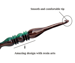 Hecho a mano estilo Simple ergonómico gancho de ganchillo de madera portátil personalizado tejer resina epoxi precio al por mayor - Product Image 3