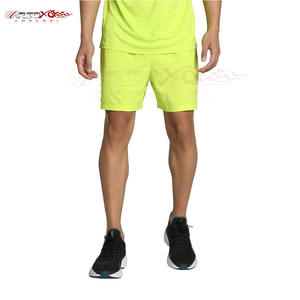 Pantalones cortos para correr para hombre con diseño de dobladillo dividido para un mejor movimiento Pantalones cortos para correr transpirables para hombre - Product Image 1