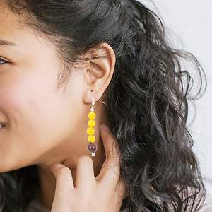 Collier de perles en résine d'ambre avec boucles d'oreilles en perles assorties Ensemble de bijoux de mode légers faits à la main pour femmes - Product Image 5