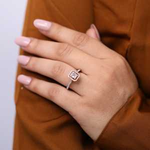 แหวนหมั้นเพชรทรงเอเมอรัลด์คัท ประดับเพชรทรงบาแกตต์และทรงกลม LR1066 - Product Image 3