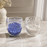 Ornement en verre transparent en forme de coupe avec gravier de cristal et éclats de pierres vertes, bleues, blanches et mélangées pour la décoration