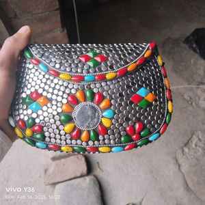 Bolsas metálicas de mosaico multicolor hechas a medida con cristal madreperla de resina y adornos de concha para reventa - Product Image 3