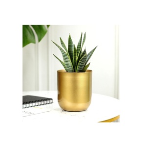 Maceta de flores de hierro sin óxido hecha a mano de imitación antigua, decoración de jardín grabada de calidad de exportación, vajilla de Metal DE LA India - Product Image 1