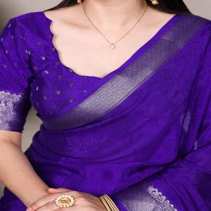 Sari Chinon de créateur VASTRA COTTAGE avec travail de tissage Zari imprimé sur soi-même et chemisier non cousu en Chinon Zari assorti - Product Image 2