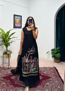 Dernier modèle de robe Anarkali traditionnelle brodée, tenue de soirée longue noire pour femmes avec dupatta, style pakistanais - Product Image 3