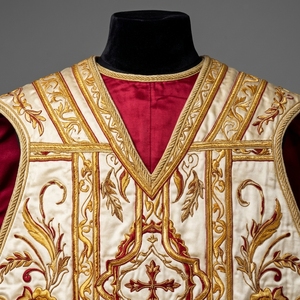 Casulla Romana Tradicional con Bordado a Mano en Hilo Dorado, Vestimenta Sacerdotal Católica, Túnica de Misa para Clérigos, Conjunto de 5 Piezas - Product Image 2