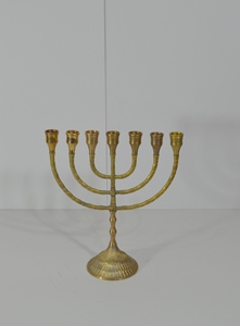Vantage Modern Fancy Luxury Nuevo diseño Único Premium Look Brass Menorah Portavelas para decoración del hogar y uso navideño - Product Image 5