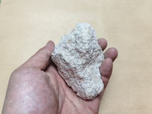 La pyrophyllite technique améliore la résistance aux intempéries et la résistance à la décoloration des peintures architecturales de façade aux couleurs vives. - Product Image 1