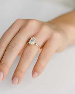 Solitaire Oval Cut Moissanite Diamond 4 Prong Set Banda de oro amarillo Anillo de compromiso atemporal para mujer Perfecto para regalo - Product Image 3