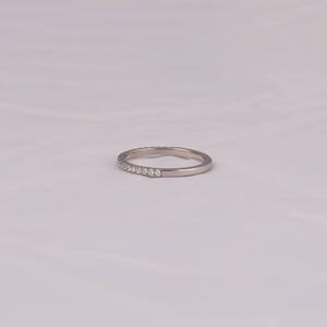 แหวนแต่งงานเพชรทรงกลมเพาะเลี้ยงในห้องปฏิบัติการ ทองคำแท้ 18KT ปราศจากข้อขัดแย้ง สไตล์คลาสสิก ของขวัญวันครบรอบ - Product Image 5
