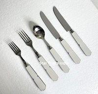 Ensemble de couverts jetables 5 pièces de designer, cuillère, couteau, fourchette, avec manche en résine, finition brillante et polie, design rond, miroir argenté