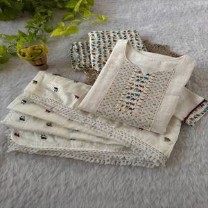 Ensemble élégant de pantalons Kurti Dupatta en coton pur et doux brodé de col et de manches, pantalon en coton imprimé avec dentelle et Butti Dupatta - Product Image 3