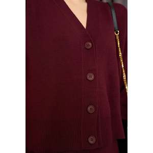 Ensemble de cardigan boutonné à manches longues de style QU, couleur bordeaux - Product Image 4