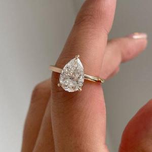 Bague de fiançailles solitaire en platine pour femme certifiée IGI avec diamant taille poire à trois griffes – Collection de bagues élégantes - Product Image 4