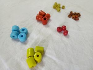 Perles de verre colorées d'aspect antique sur mesure dans un assortiment de couleurs, adaptées aux créateurs de bijoux tribaux et vintage - Product Image 3