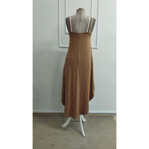 Vestido largo de viscosa con cuello redondo y tirantes para mujer, con bolsillos, 34001 - Café con leche - Product Image 5